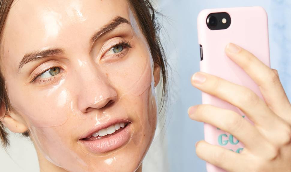 5 Ways to Apply Skin Care in Public Without Looking Insane 