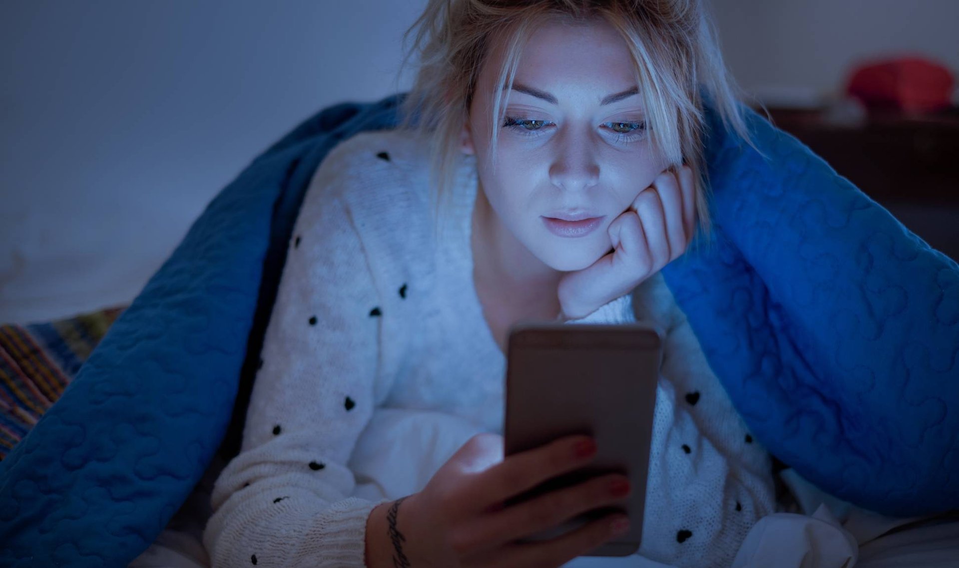 Could Blue Light From Your Phone Give You Wrinkles? We Investigate 