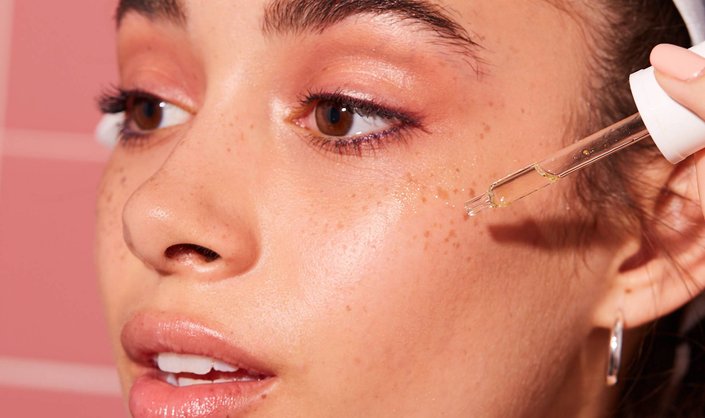 What Is a Retinol Sandwich? A Dermatologist Weighs In