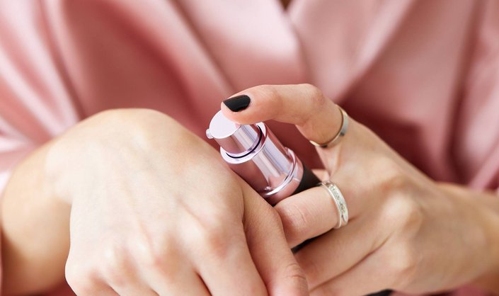 The Best Way to Apply Makeup Primer, According to Makeup Artists