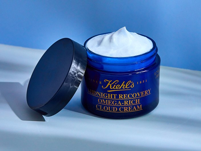 Kiehl’s Midnight Recovery Omega Rich Cloud Cream on blue background