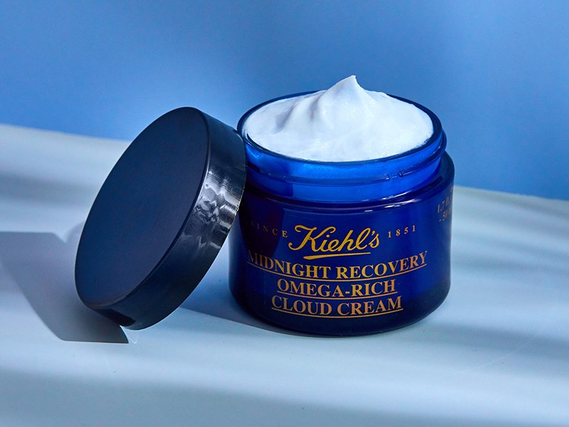 Kiehl’s Midnight Recovery Omega Rich Cloud Cream on blue background 