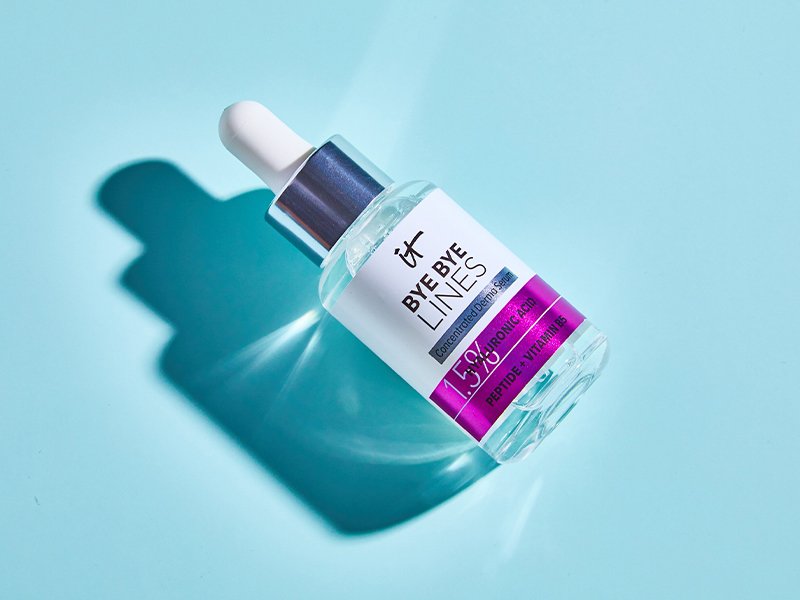 Picture of the IT Cosmetics Bye Bye Lines Hyaluronic Acid Serum on a blue background