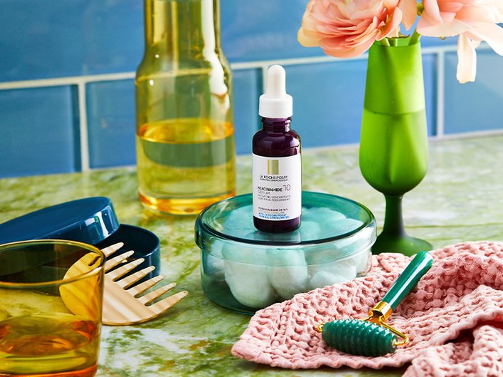 Picture of the La Roche-Posay 10% Pure Niacinamide Serum surrounded by flowers and colorful skincare tools