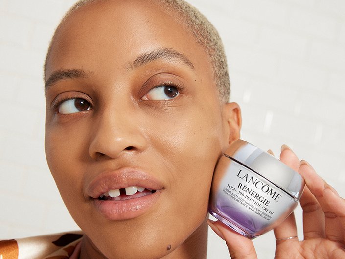 photo of a Black model holding up the Lancôme Rénergie H.P.N. 300-Peptide Cream