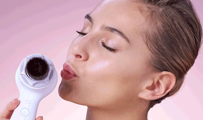 Why Clarisonic's Sonic Foundation Makeup Brush Is a Game-Changer
