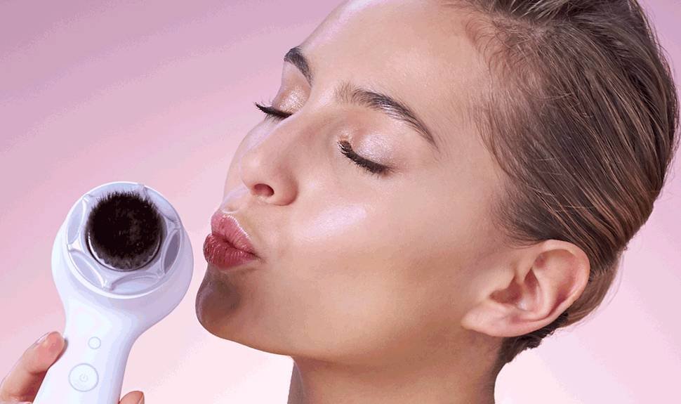 Why Clarisonic's Sonic Foundation Makeup Brush Is a Game-Changer 