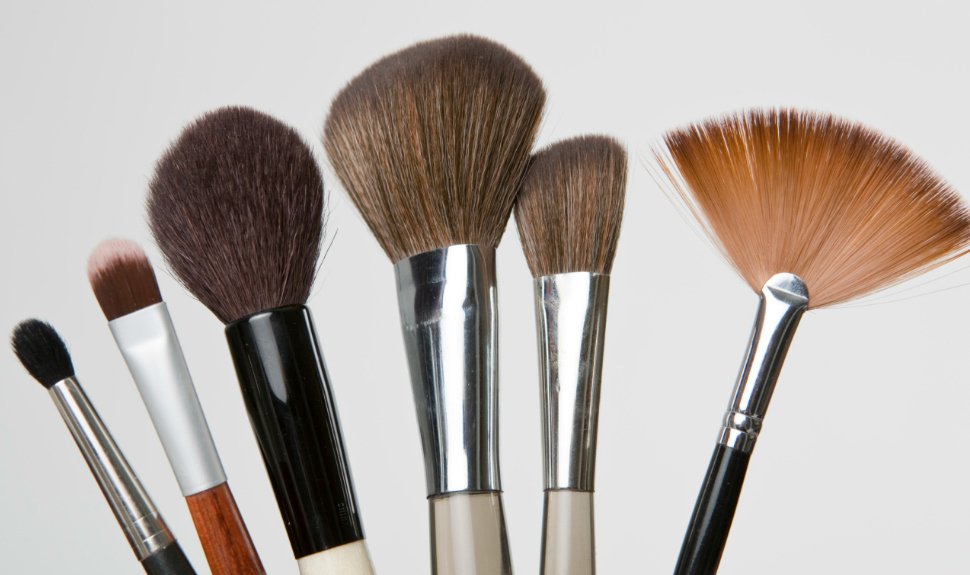 5 Reasons Why Cleaning Makeup Brushes and Blenders is Necessary