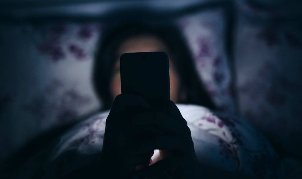 HEV Light 101: How the Internet Is Affecting Your Skin