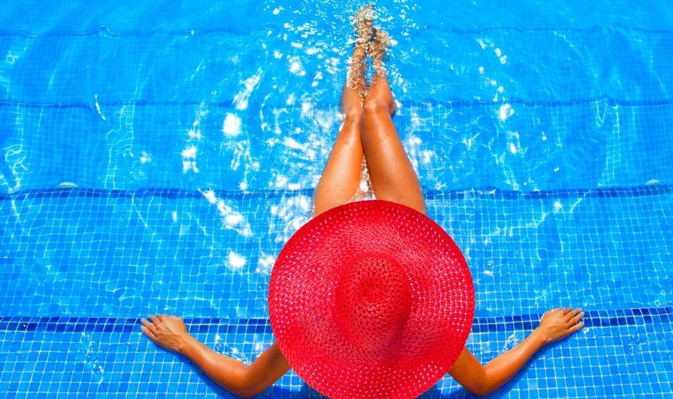 The Effects of Chlorine On Your Skin: How to Protect Your Skin During Swim Season
