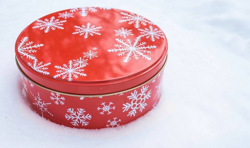 How to Make a Beauty-Inspired DIY Cookie Tin Gift Set For the Holidays