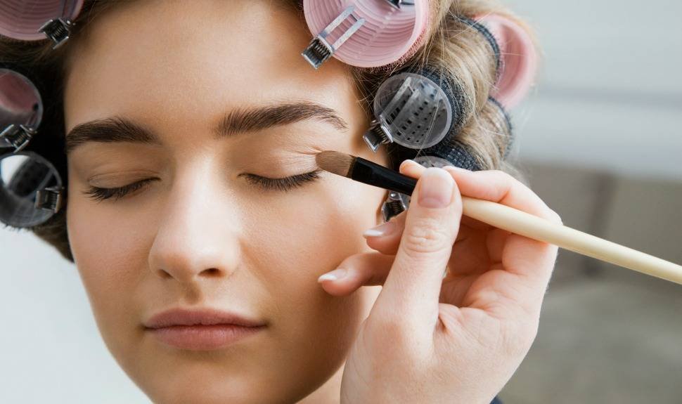 The Tricks Makeup Artists Always Do…But You Don’t