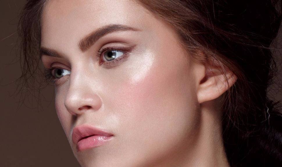 Gilded Goddess: 6 Highlighters You Need This Fall